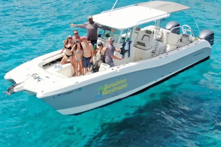 a boat that is swimming in the water