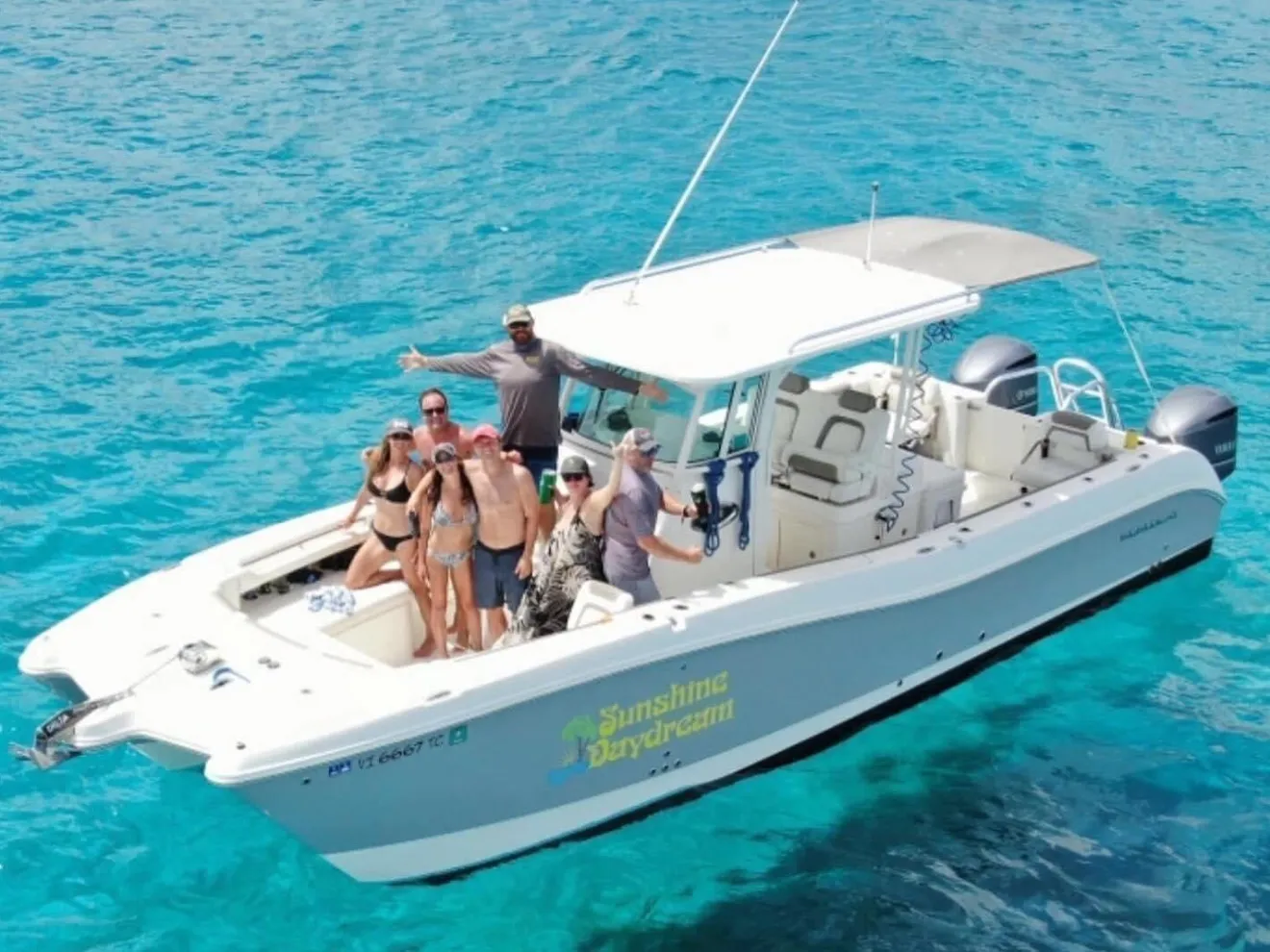 a boat that is swimming in the water